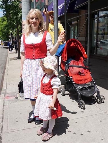 '图4：瑞士学员Alfjorden Denise和她先生Alfjorden Dan带着他们的小女儿Leilani一起来纽约参加大游行。'