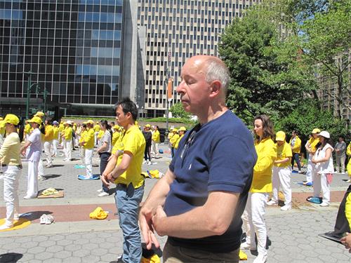图8：二零一九年五月十八日，瑞典法轮功学员斯万（Sven）在纽约富利广场（Foley Square）参加集体炼功。