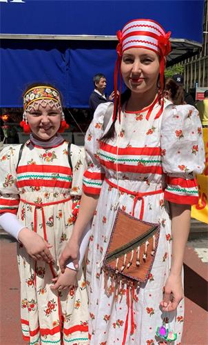 '图4：身着俄罗斯传统乡村服装的柯西妮（Ksenyo）和女儿尤娜（Yona）'
