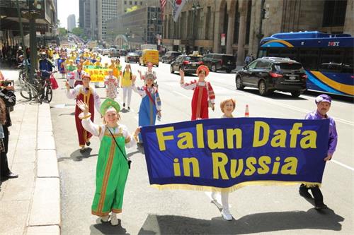 '图28：斯薇特拉娜（Svetlana Kiseleva，前左一）在游行中，想告诉世人“法轮大法好！”。'