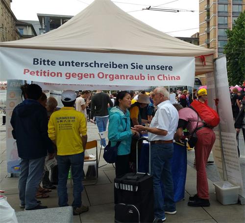 '图1~11:法轮功学员在德国名城弗莱堡市中心举办了法轮功信息日,人们驻足了解真相并签名支持法轮功反迫害'