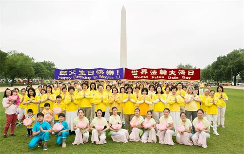 '图1：二零一九年五月四日，美国首都华盛顿地区部份法轮功学员聚集在美国国家广场，庆祝“世界法轮大法日”，恭祝师父生日快乐。'