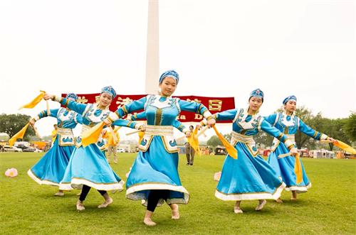 '图6：二零一九年五月四日，在美国首都华盛顿的“世界法轮大法日”庆祝活动上，明慧学校的大法小弟子表演蒙古舞。'