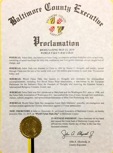 '图9：马里兰州巴尔的摩郡郡长小约翰·奥尔泽沃斯基（John A. Olszewski， Jr.）颁发褒奖令，把二零一九年五月十三日定为巴尔的摩郡“世界法轮大法日”。'