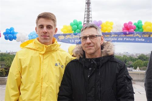 '图10：佩尔蒂埃·岗丹（Pelletier Quentin）和父亲佩尔蒂埃·达尼尔（Pelletier Daniel）一起来参加法轮大法日活动，感觉非常喜悦。'