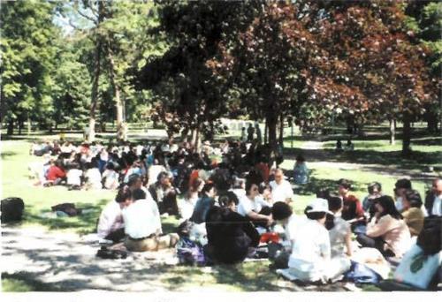 '图6：九七年四月开始，大多伦多地区及周边城市学员周末在皇后公园集体学法。'