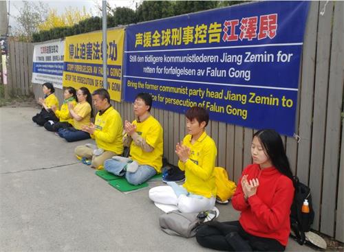'图2:挪威法轮功学员在中使馆前'