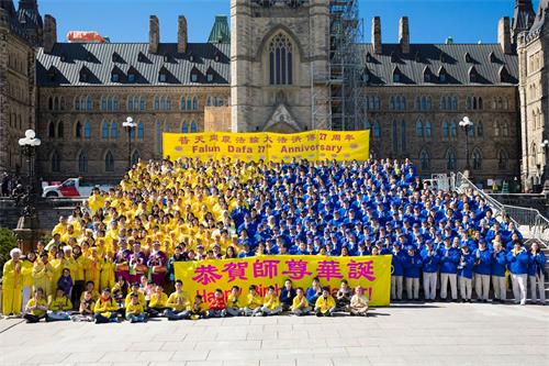 '图1：5月8日，加拿大东部部份法轮功学员齐聚渥太华国会山庆贺庆祝法轮大法弘传，恭祝师尊华诞。'