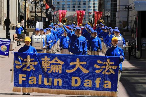 '图6：5月8日法轮功学员组成的天国乐团在渥太华市区游行。'