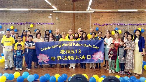 '图1：南澳阿德莱德法轮功学员在Fullarton社区中心为即将到来的“世界法轮大法日”举办庆祝活动'
