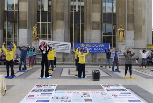 '图4：法轮功学员在巴黎人权广场演示法轮功功法。'