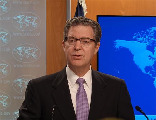 '图2:美国国际宗教自由无任所大使布朗巴克(Sam Brownback)在国务院新闻发布会上说,中共对信仰宣战,将承担后果。'