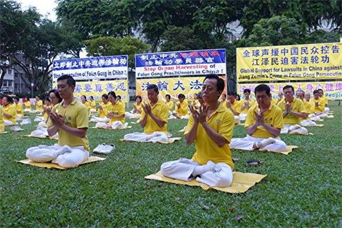 '图2：二零一九年七月十五日下午，新加坡法轮功学员在芳林公园举办反迫害二十周年的纪念活动。图为学员们在集体炼功。'