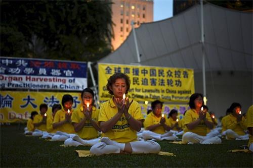 '图5：入夜，学员们默默悼念二十年来为坚守正信被迫害致死的中国法轮功学员。'