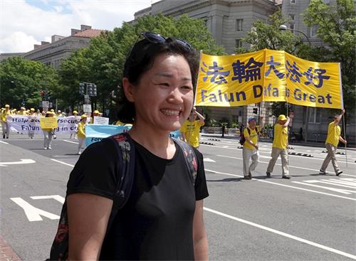 '图19:来自韩国的洪女士说,法轮功学员游行很好,很壮观。'