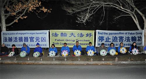 '图1：二零一九年七月十七日，堪培拉法轮功学员齐聚在中国大使馆前，举行烛光悼念， 纪念在中国大陆被中共虐杀的法轮功学员。'