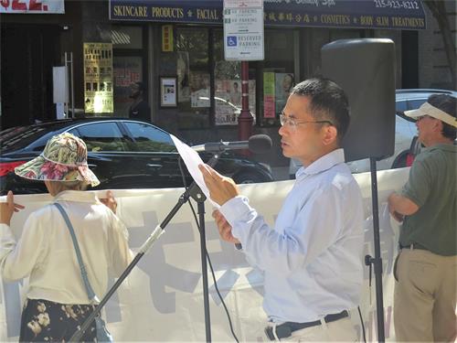 '图2：前清华大学博士生黄奎介绍自己因炼功被关押五年，并遭酷刑折磨的经历'