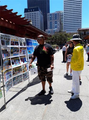'图1～4：二零一九年七月二十日，法轮功学员在旧金山中国城花园角举办真相图片展，许多民众认真阅读。'