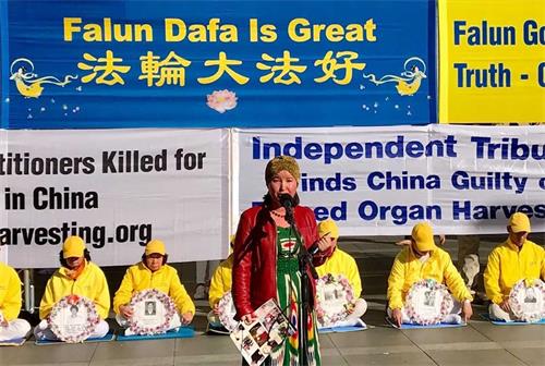 '图13：维吾尔族妇女团体代表法蒂玛·阿卜杜格福尔（Fatimah-Abdulghafur）在集会上发言'