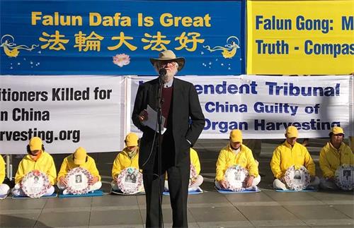 '图14：中国信息网站编辑、人权活动家鲍勃·维尼康博（Bob Vinnicombe）先生在集会上发言'