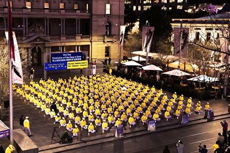 '图2～3：悉尼法轮功学员在海关大楼前烛光悼念二十年中被中共迫害致死的法轮功学员'