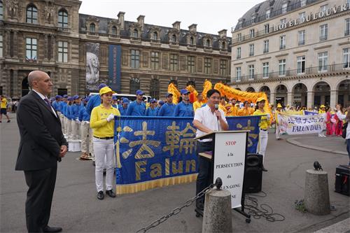 图14：二零一九年七月二十日，欧洲部分法轮功学员在卢浮宫广场集会，呼吁制止迫害。图中，法国法轮功协会主席唐汉龙正在发言。