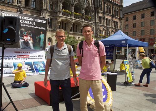 '图13：社会工作者斯特凡·施密德（Stefan Schmider，右）和同伴也主动签名，制止中共强摘法轮功学员器官。'