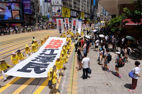 图12：游行队伍展示向天大幡，呼吁法办迫害元凶江泽民。
