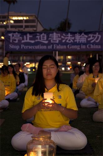 '图9～11：法轮功学员们点起蜡烛，悼念在二十年迫害中失去生命的大陆法轮功修炼者'