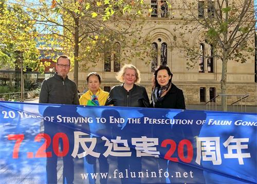 '图5：南澳省立法会委员佛兰克丝（Tammy Franks）（左三）和新南威尔士立法会委员休布里奇（David Shoebridge）（左一）到法轮功学员纪念反迫害20周年活动现场表达支持。'