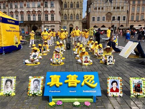 '图3：在老城广场悼念被迫害致死的法轮功学员'