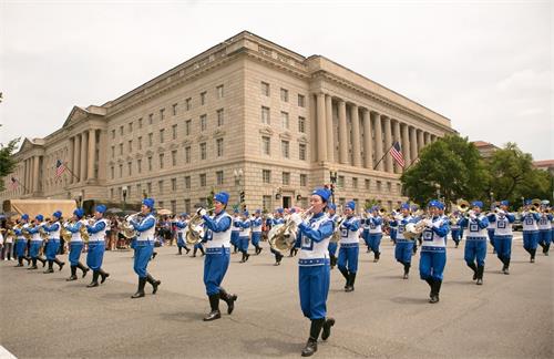 '图2：天国乐团连续十四年入选参加在美国首都华盛顿宪法大道举行的美国独立日游行。'