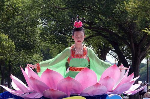 '图13：今年十七岁的徐鑫洋身穿绿色仙女服，坐在莲花上打坐。'