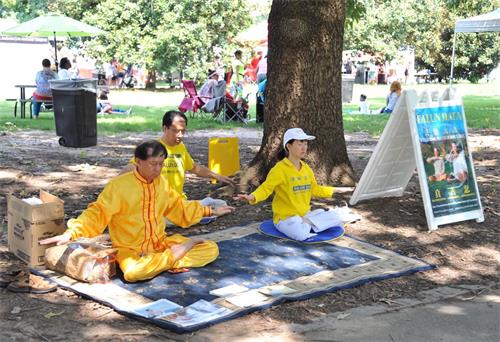 '图2：亚特兰大法轮功学员在冰激凌节上弘法'