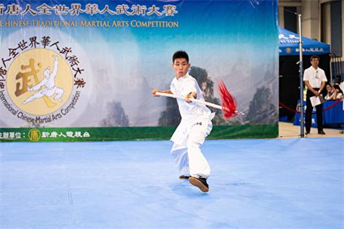 图1：八月二十五日，在第六届新唐人武术大赛决赛中，男子器械组选金奖得主刘大雁表演六合螳螂派梨花枪。