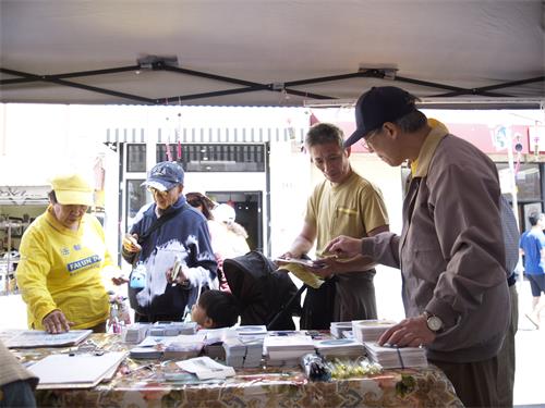 图2~5:许多华人主动了解真相;并在学员告诉他们三退保平安后,声明三退。