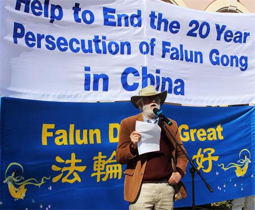 '图9：中国信息网站编辑、人权活动家鲍勃·维尼康博（Bob Vinnicombe）在集会上发言'