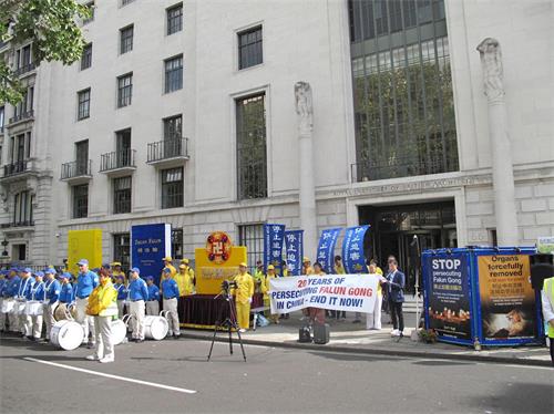 '图1～2：二零一九年八月三十日上午，法轮功学员在英议会广场集会，要求中共立即停止长达二十年的残酷迫害'