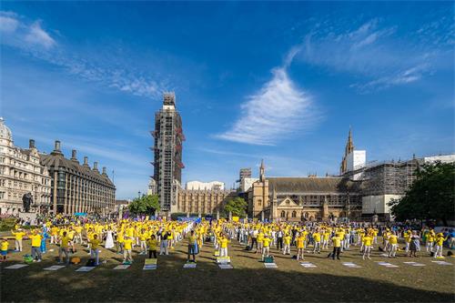 '图3～5：8月30日，来自欧洲、亚洲、美洲、中东三十四个国家的部份法轮功学员在英国著名的“议会广场”举行庄严集会，纪念全球法轮功学员反迫害、讲真相的二十周年。'
