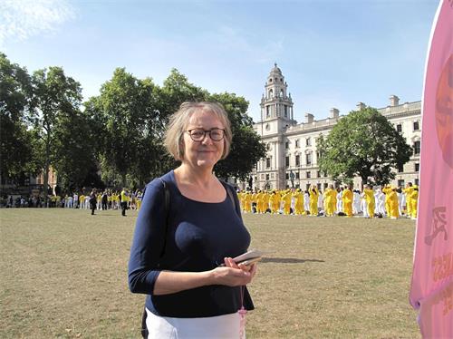 '图11：二零一九年八月三十日，英国女士海伦·麦卡伦在伦敦议会广场'