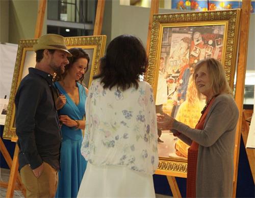 '图17：画家凯瑟琳‧吉利斯（Kathleen Gillis，右一）为观众讲解作品《曼哈顿街头》。'
