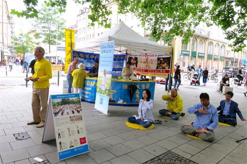 '图1～2：德国法轮功学员在慕尼黑塔尔大街（Tal）举办信息日活动。'