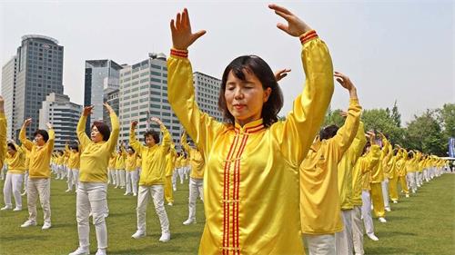 '图4：二零一九年五月十二日，韩国法轮功学员在首尔广场集体炼功庆祝世界法轮大法日。'