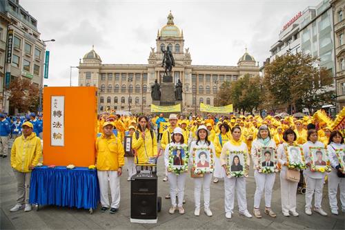 '图9：法轮功学员在市中心的瓦茨拉夫广场集会'