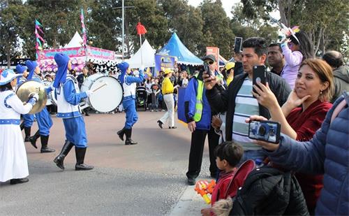 '图4：澳洲法轮大法天国乐团受邀参加墨尔本年度大型农展会受欢迎，观众们全程录像。'