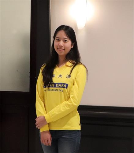 '图4:今年二十二岁的帕婷娜(Purtina Wang)感恩师父让她从新走回修炼。'