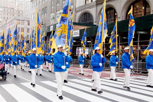 '图3：二零一九年十一月十一日，纽约旗阵参加全美最为盛大的曼哈顿老兵节游行，与民众共襄盛举。'