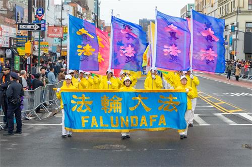 '图5：二零一九年四月二十日，纽约旗阵参加在法拉盛举行的纪念四二五游行。'