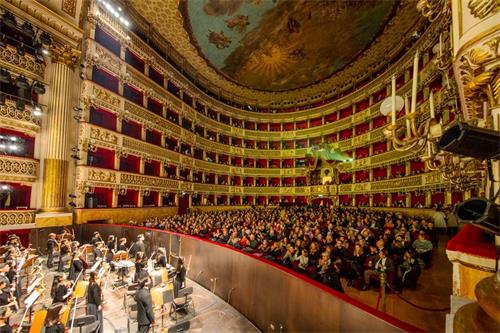 '图1：一月十日至十二日，神韵巡回艺术团在在久负盛名的圣卡洛剧院（Teatro di San Carlo）上演的四场演出，场场大爆满，吸引当地名门望族，及各界名流前来观赏。该剧院是十八世纪世界上最大的歌剧院，被誉为世上最美的剧院。图为一月十一日演出大爆满的盛况。'