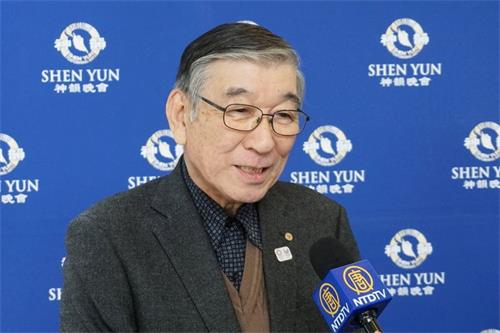 '图12：东京行政相谈委员协议会副会长荒井正雄（Arai Masao）观看了十六日在府中市的神韵晚会后，感叹说：“太精彩了，超出我的想像，非常敬佩！”'